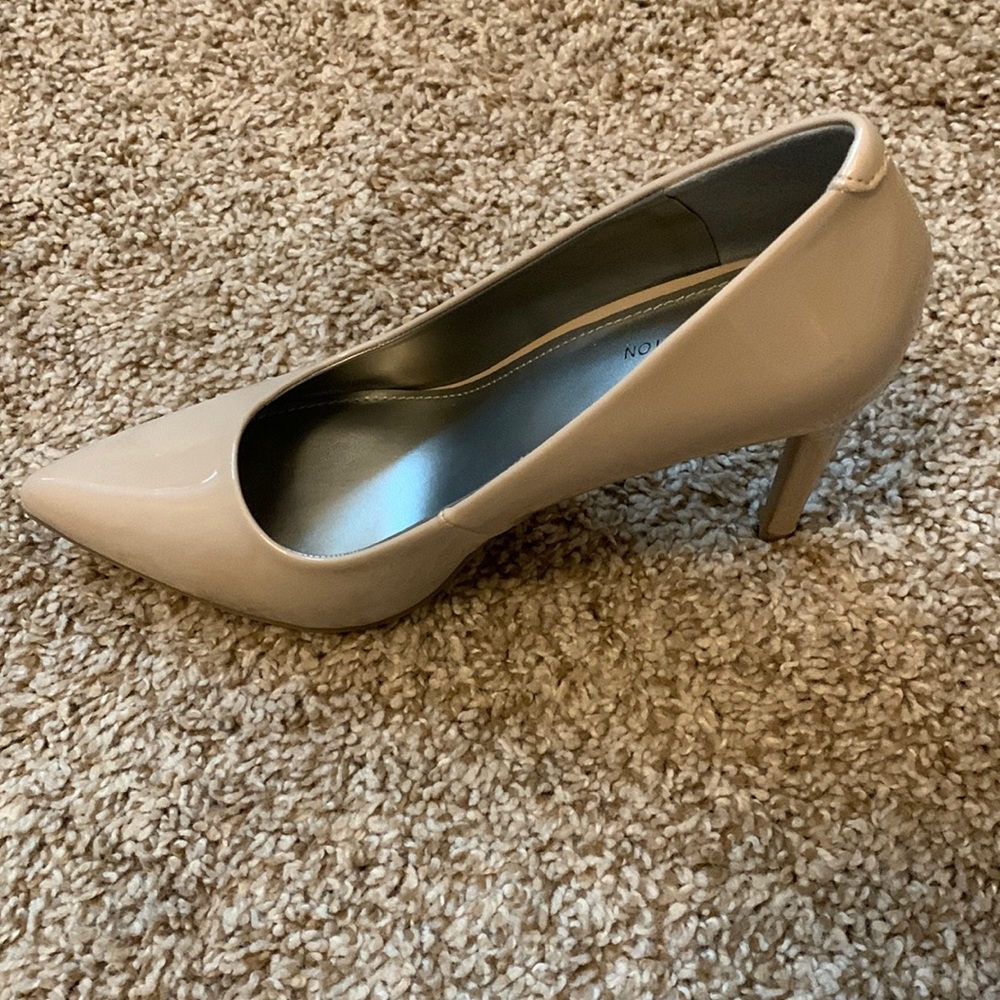 Worthington Tan Patent Leather heels size 8